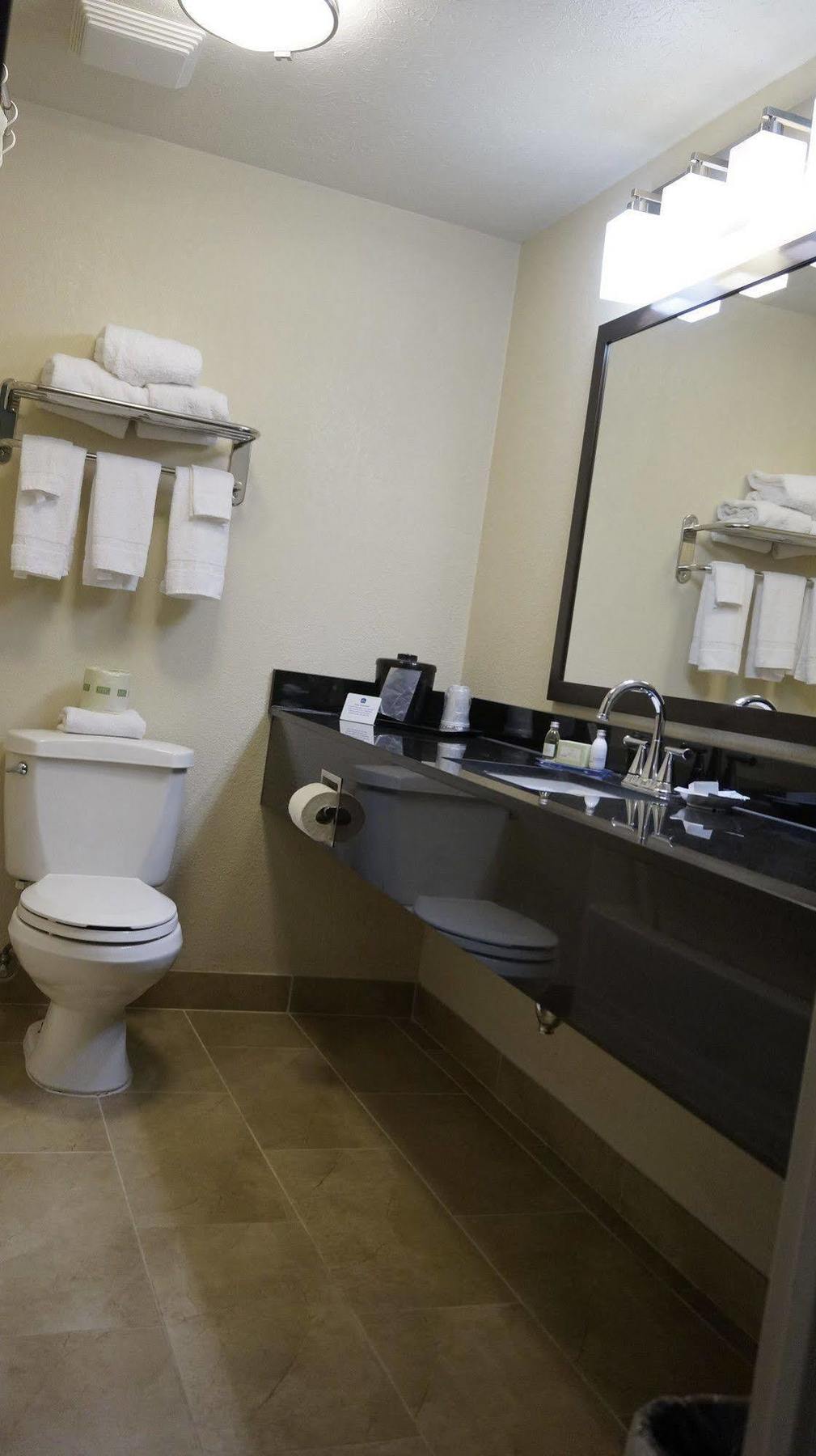 Best Western Airport Inn & Suites Cleveland Brook Park Exteriér fotografie
